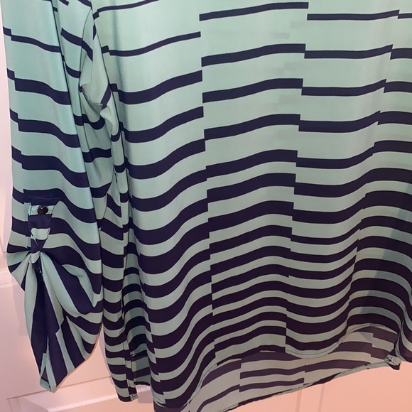 NY&C Blouse - Picture 2 of 5